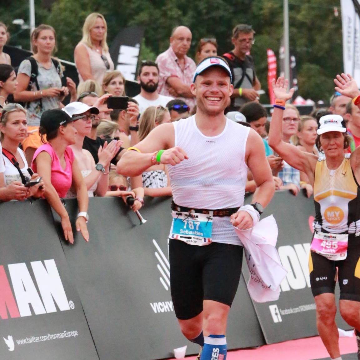 Sébastien Doussaint franchissant la ligne d'arrivée d'un Ironman