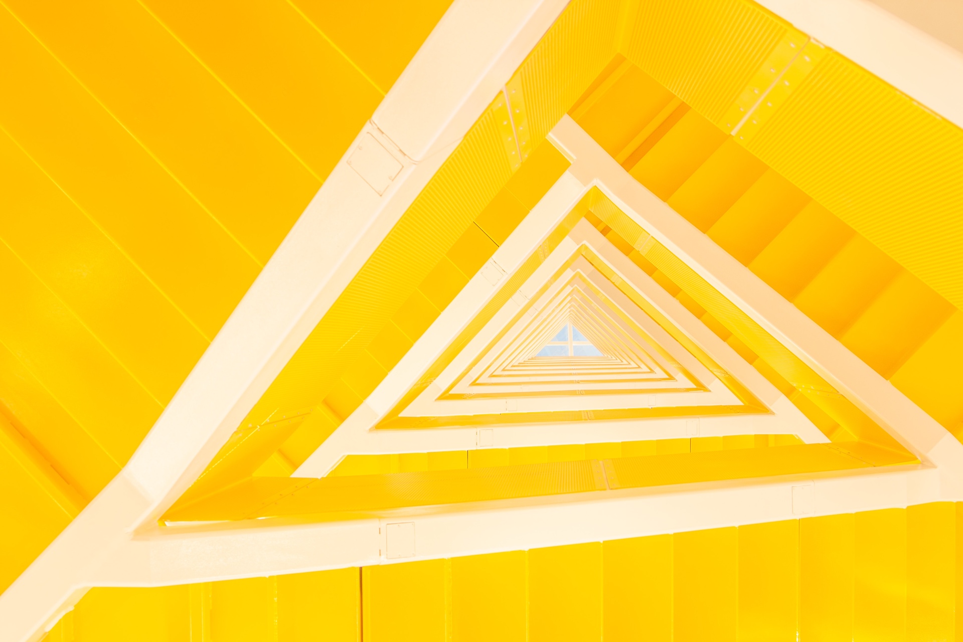 Perspective architecturale triangulaire jaune symbolisant la 3ème voie